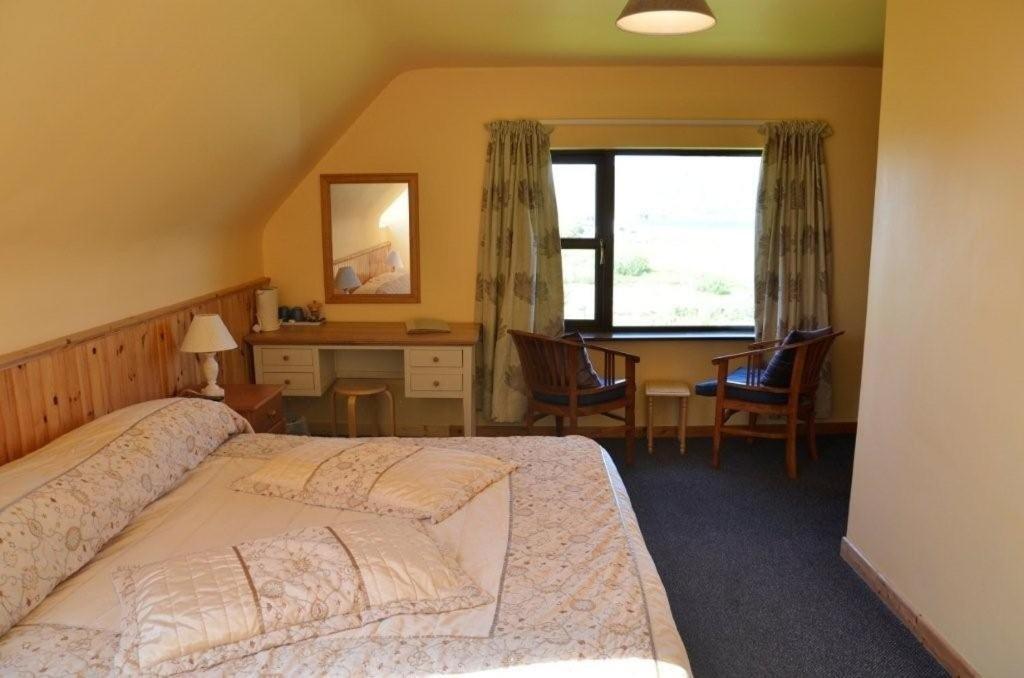 Decourcey'S Hazelbrook Farmhouse B&B Cleggan Værelse billede